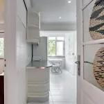 Апартаменты Spacious Tailor Made Flat In Areeiro