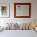 Spacious Tailor Made Flat In Areeiro Апартаменты *