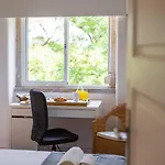 Spacious Tailor Made Flat In Areeiro Апартаменты Лиссабон