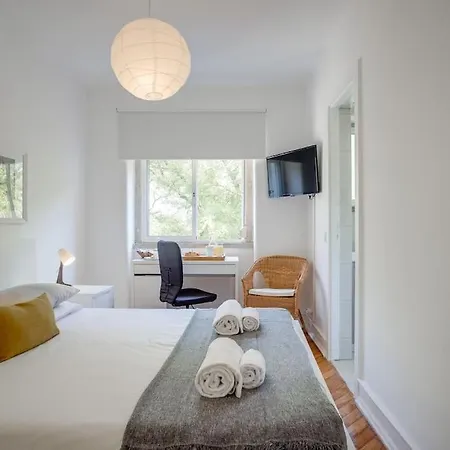 Spacious Tailor Made Flat In Areeiro *