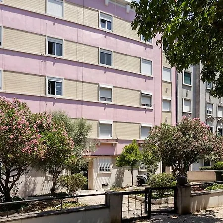 Spacious Tailor Made Flat In Areeiro *