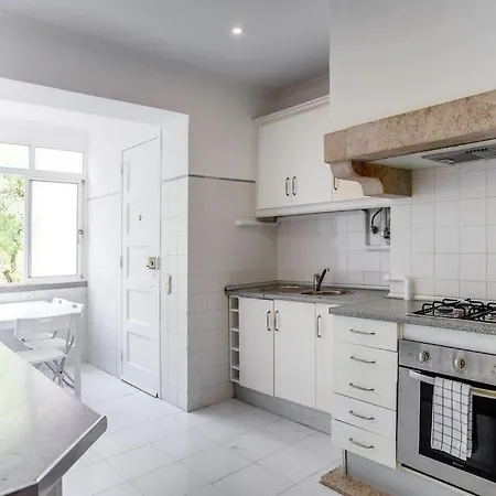 דירה Spacious Tailor Made Flat In Areeiro ליסבון