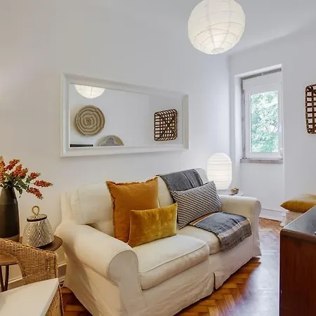 Spacious Tailor Made Flat In Areeiro