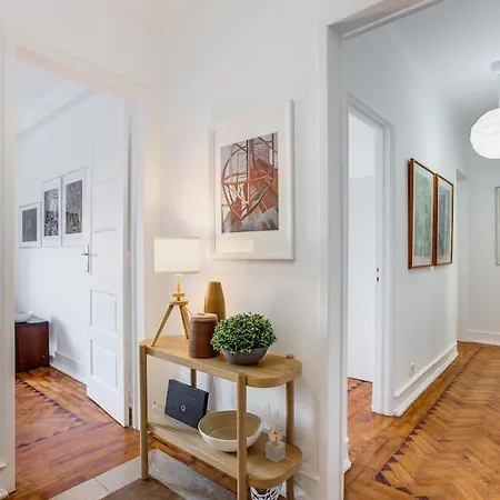 Spacious Tailor Made Flat In Areeiro