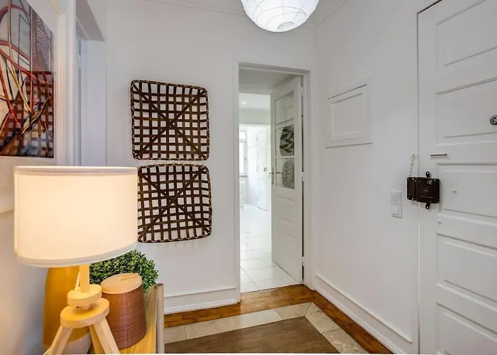 Spacious Tailor Made Flat In Areeiro