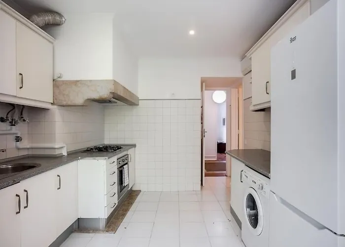 Spacious Tailor Made Flat In Areeiro Lisbona