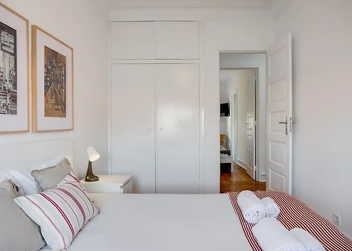 Spacious Tailor Made Flat In Areeiro ליסבון