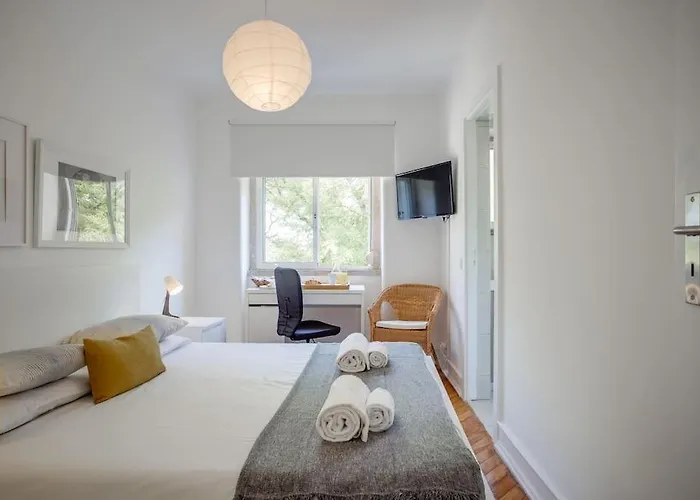 Spacious Tailor Made Flat In Areeiro *