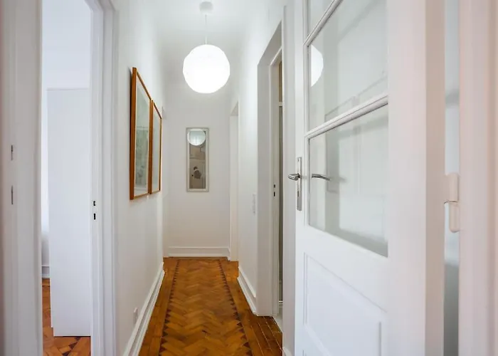 Spacious Tailor Made Flat In Areeiro *