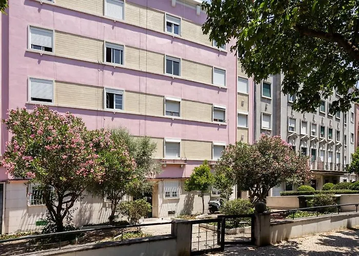 Spacious Tailor Made Flat In Areeiro *