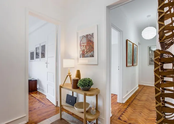 Spacious Tailor Made Flat In Areeiro