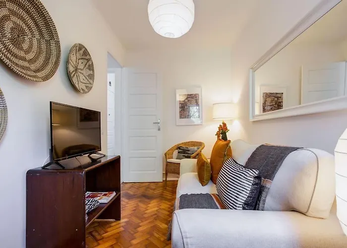 Spacious Tailor Made Flat In Areeiro דירה