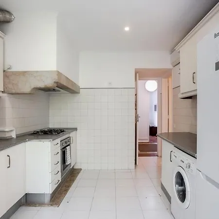 Spacious Tailor Made Flat In Areeiro 리스본
