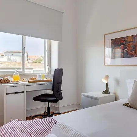 아파트 Spacious Tailor Made Flat In Areeiro *