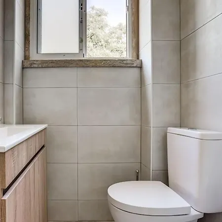 Spacious Tailor Made Flat In Areeiro * 리스본