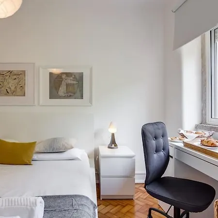 아파트 Spacious Tailor Made Flat In Areeiro *