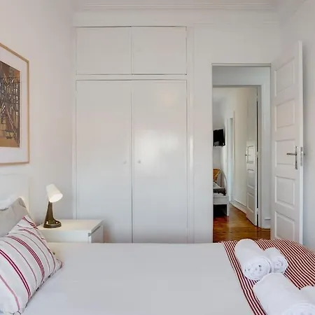 Spacious Tailor Made Flat In Areeiro 리스본