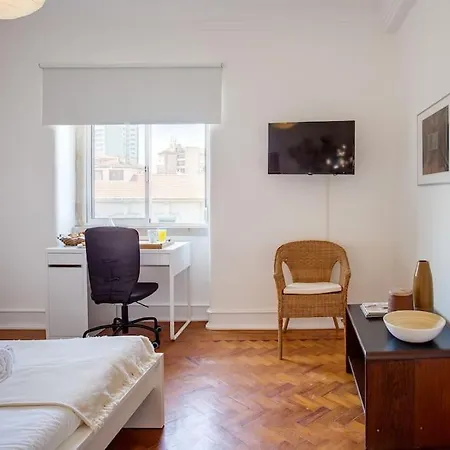 아파트 Spacious Tailor Made Flat In Areeiro *