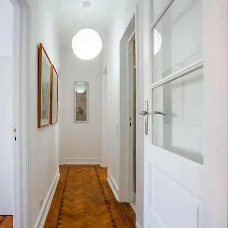 Spacious Tailor Made Flat In Areeiro *