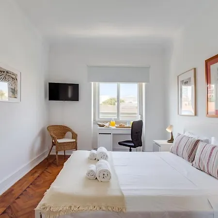 Spacious Tailor Made Flat In Areeiro * 리스본