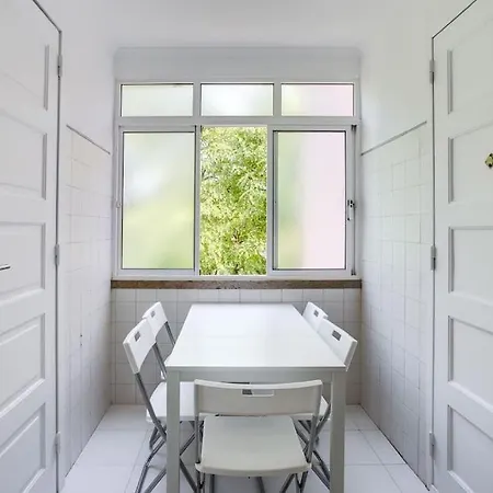 아파트 Spacious Tailor Made Flat In Areeiro