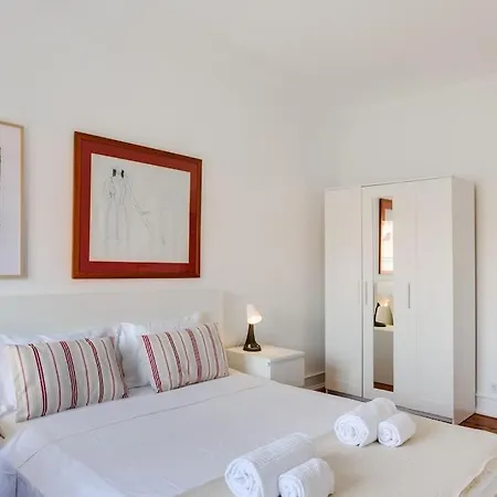 Spacious Tailor Made Flat In Areeiro 리스본